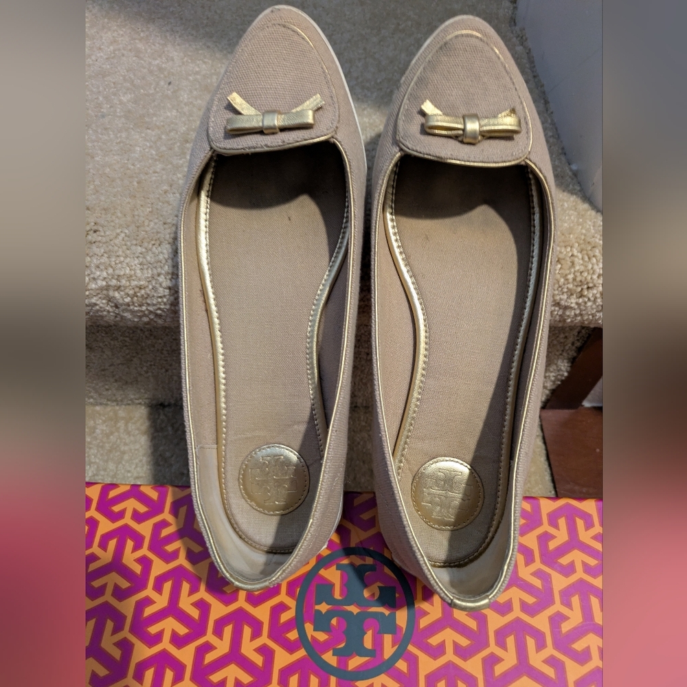 Tory Burch Beige Gold Ribbon Accent Flats - Size 8M